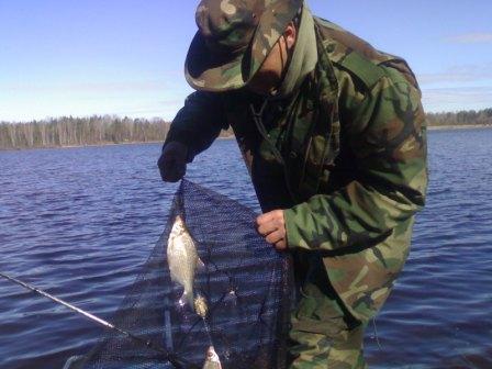 Виталик рыбачит на Даугаве.