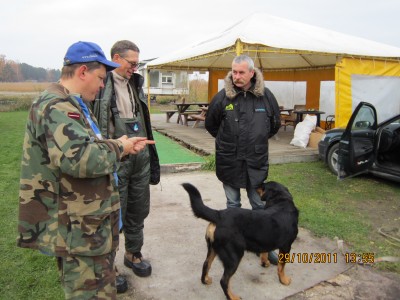 Ребята из Поплавка проходят проверку на фейсконтроль от местного сторожа.