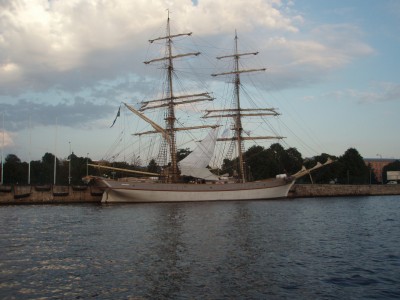 Красивое судно.