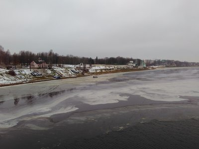 Оказывается следы на льду не от машин.